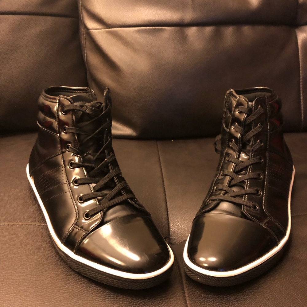 Used 8.5 Men’s black Kenneth Cole tennis shoes.